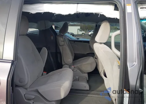 2015 Toyota Sienna Le 8 Passenger z USA, uszkodzony, nr VIN 5TDKK3DC9FS583134